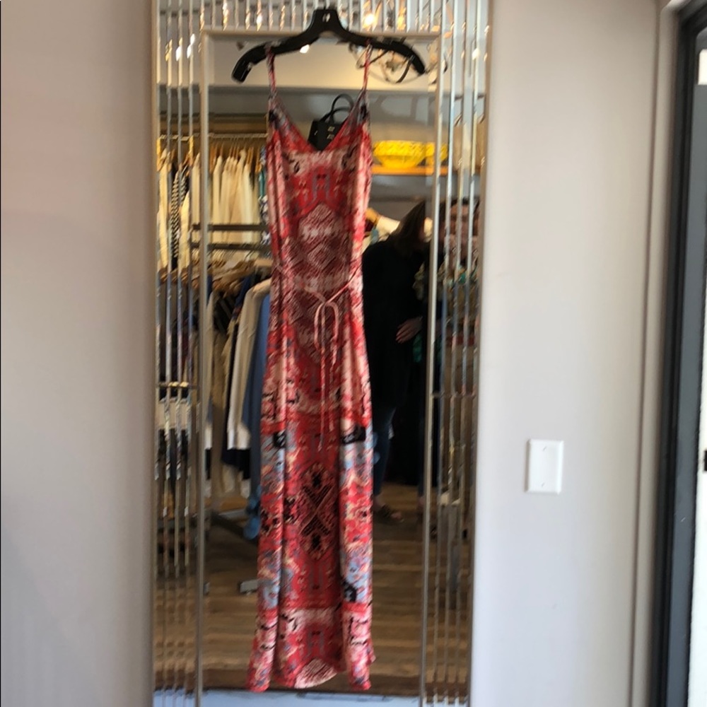 Long maxi with adjustable straps, in side slit.